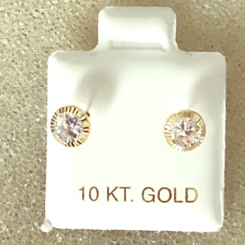 ⚡️sale⚡️🔥🔥 Studs diamonds CZ 10k Solid  gold